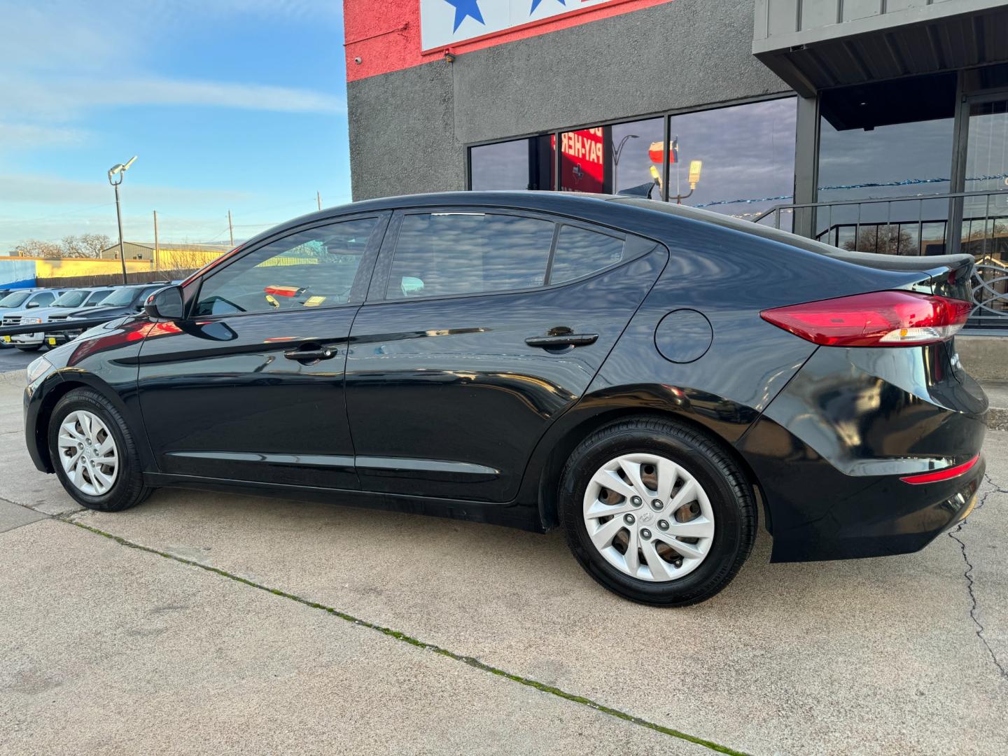 2017 BLACK /Gray HYUNDAI ELANTRA SE 4dr Sedan 6A (US) (5NPD74LF2HH) with an 2.0L I4 engine, Automatic 6-Speed transmission, located at 5900 E. Lancaster Ave., Fort Worth, TX, 76112, (817) 457-5456, 0.000000, 0.000000 - This is a 2017 Hyundai Elantra SE 4dr Sedan 6A that is in excellent condition. There are no dents or scratches. The interior is clean with no rips or tears or stains. All power windows, door locks and seats. Ice cold AC for those hot Texas summer days. It is equipped with a CD player, AM/FM radio, A - Photo#6